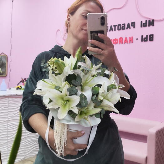 Коробочка белоснежных лилий