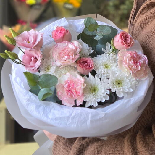 Букет из кустовых хризантем, кустовых роз, эустомы и диантусов