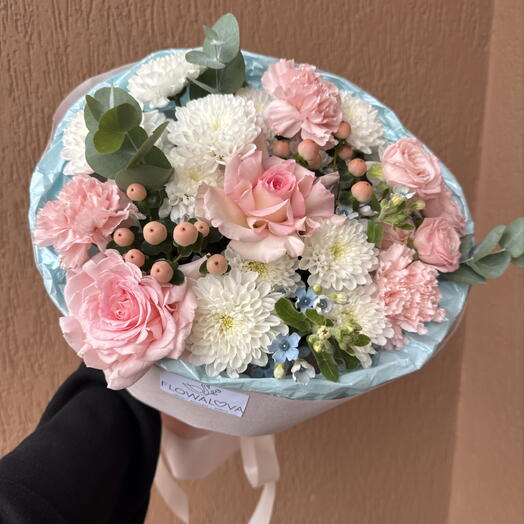 Нежный букет FlowaLova, гипериеум, хризантема, французская Роза, диантус