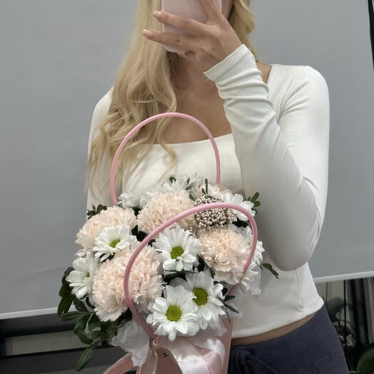 Композиция с ромашкой хризантемой, гвоздикой, озатамнусом