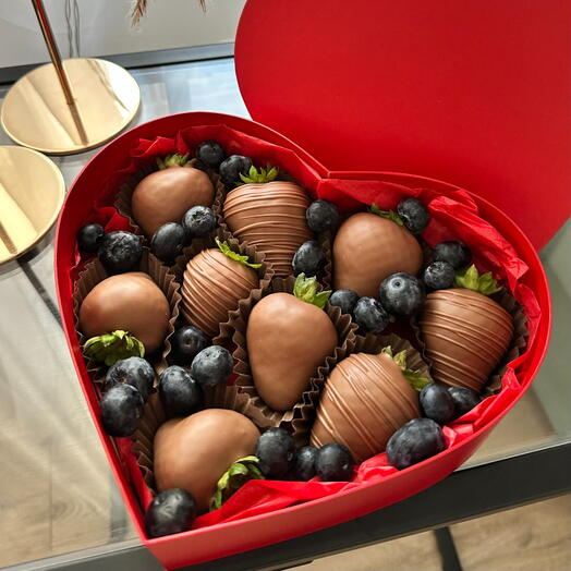 Клубника в шоколаде в коробке сердце "Heart of Berries" (9-10 ягод)