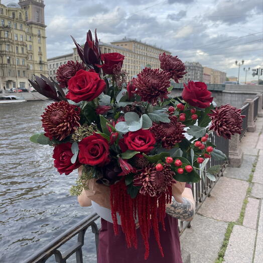 Большая роскошная композиция с розами и сезонной хризантемой 05799