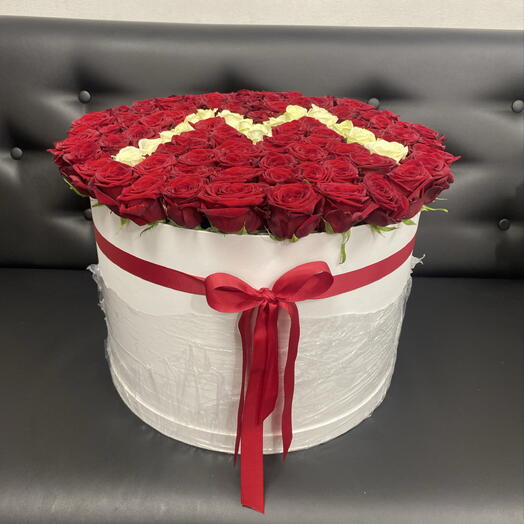 Красные розы в белой коробке и буквой