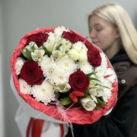 Букет из роз и хризантем с альстромерией