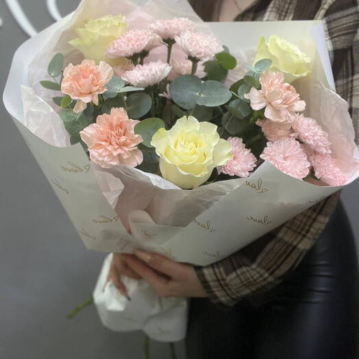Букет из роз,диантусов и хризантемы