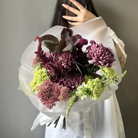 Букет с целозией, хризантемой бигуди, Седум, гвоздики, гортензия