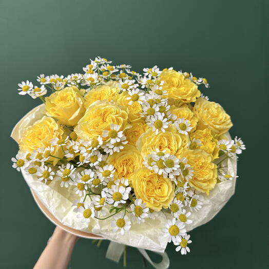 Нежный букет из 3 желтых кустовых роз и 4 матрикалий (ромашек)