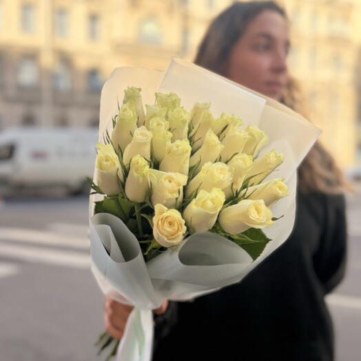 Моно букет из 25 белых кенийских роз