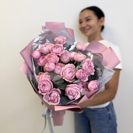 Авторский букет «Джульетта пишет свой роман🌸» из кустовых пионовидных роз с эвкалиптом 💐