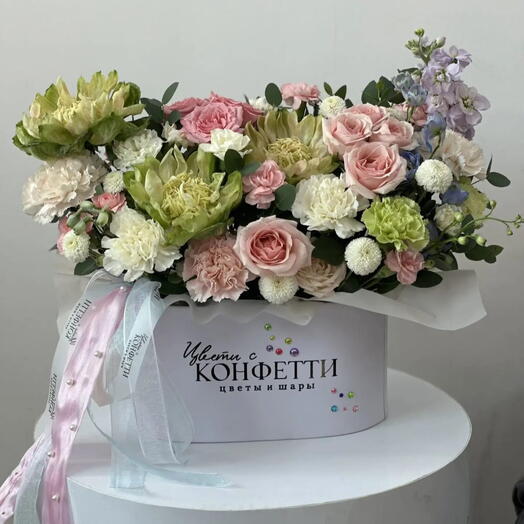 Нежный большой бокс в оригинальной коробке с розой Вегги, диантусами, кустовой розой, хризантемой Ньютон и маттиолой