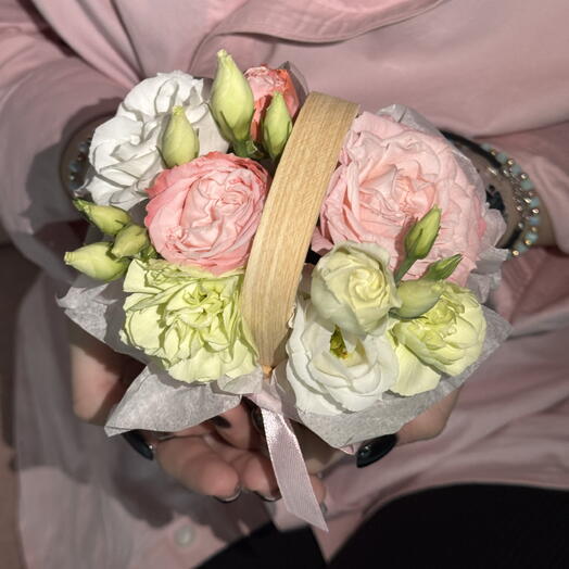 Милая композиция в плетеной корзинке 🌸 лукошко с цветами 🌸