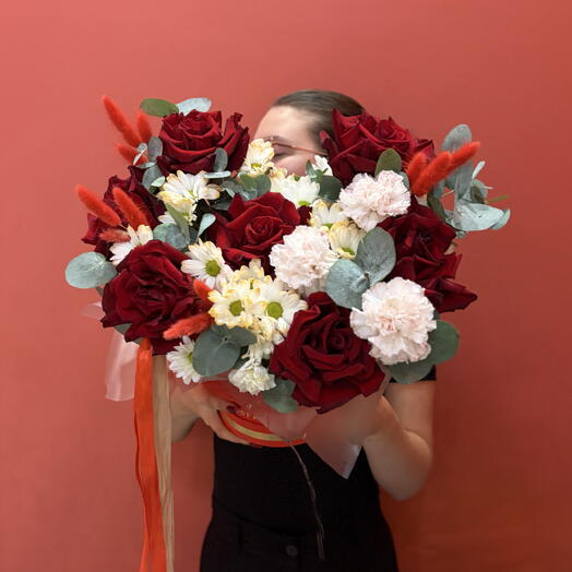Композиция 💋«Багровое признание»🌹🤍 французские розы, хризантема и диантус 🌿