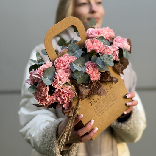 Романтичная композиция «Эстетика момента 💖» с розовыми гвоздиками и веточками эвкалипта