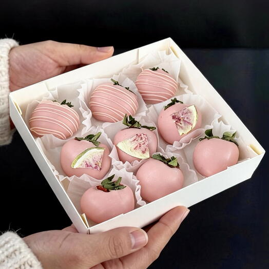 Розовый набор из клубники в бельгийском шоколаде Callebaut, 9 шт - доза сладкого дофамина