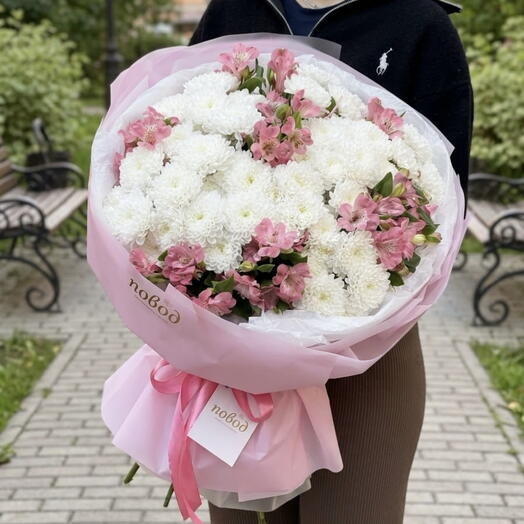 Большой нежный букет из белых хризантем и розовой альстромерии 🌺