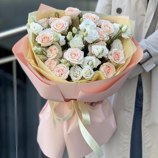 Bouquet Season of the bush rose and eustoma