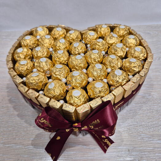 Сладкий букет-сердце из конфет Merci и Ferrero  Rocher