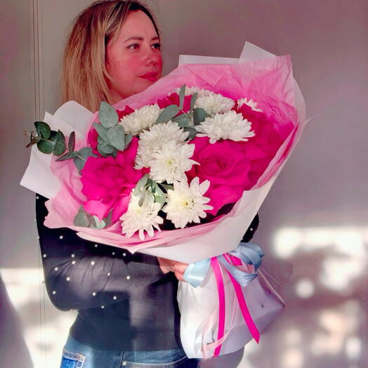 Букет с хризантемами и малиновым французскими розами