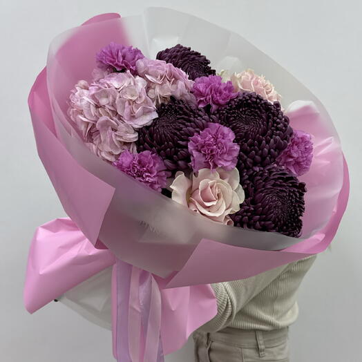 Букет с редкими хризантемами и розовой гортензией в авторской упаковке