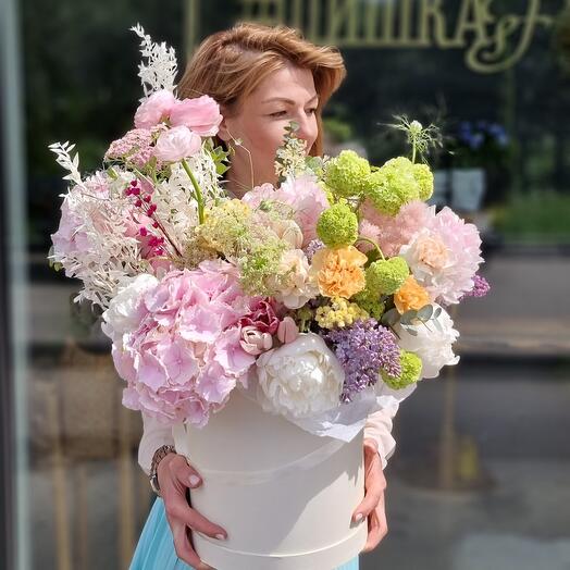 Авторская коробка с сезонными цветами🌸 гортензии, пионы, сирень, вибурнум, диантусы и др