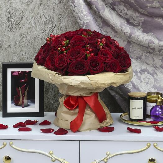 Bouquet of 35 red roses "Scarlet Temptation"