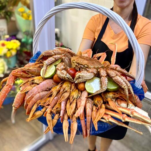 Огромная корзина с морепродуктами