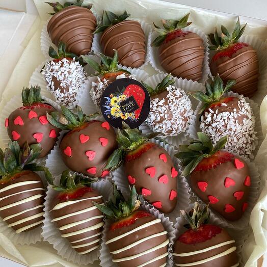 Set of 16 chocolate-covered strawberries