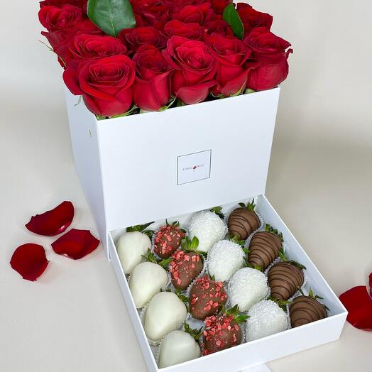 Шкатулка с клубникой в шоколаде и красными розами