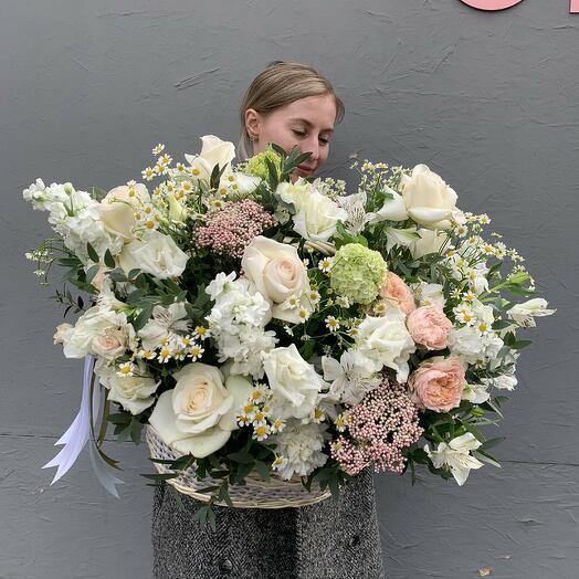 Ароматная большая корзина с пионовидными кустовыми розами