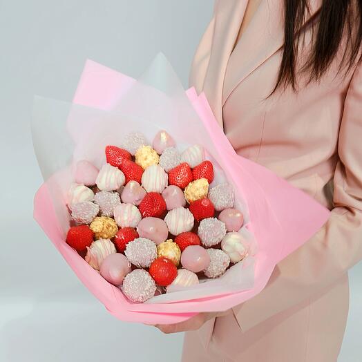 Bouquet of 37 strawberries in chocolate "Tenderness"