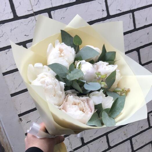 7 white peonies