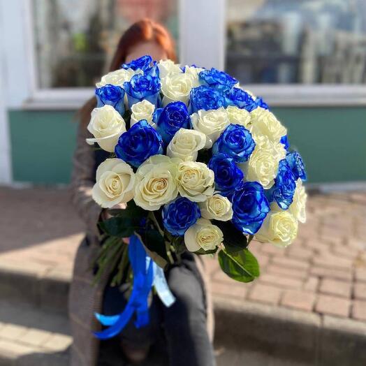Микс белых и синих роз
