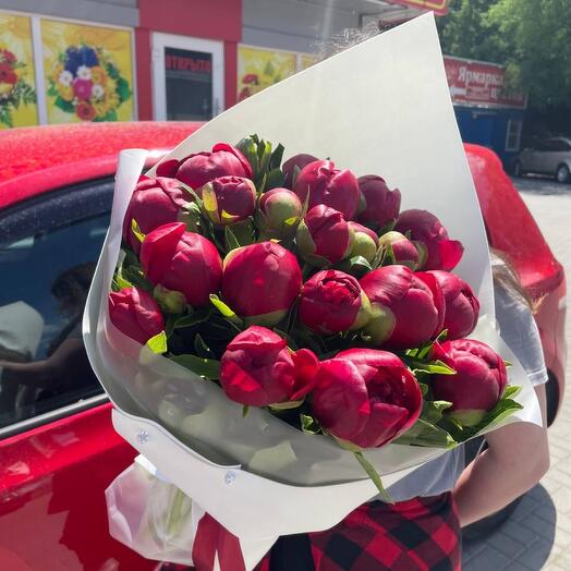 Букет из алых пионов ️