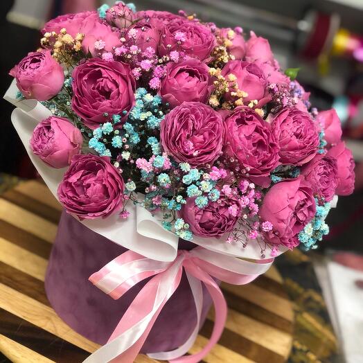 A box of Misty roses and rainbow gypsophila 💗