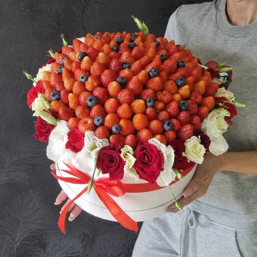 Шляпная коробка с ягодами и цветами