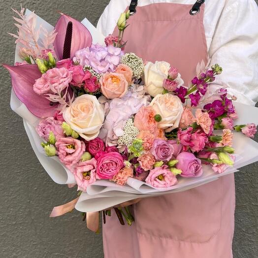 Ramo de autor de Anthurium, Hortensias y Rosas en forma de peonía