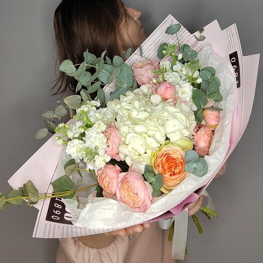 Bouquet of white hydrangea and Juliet rose