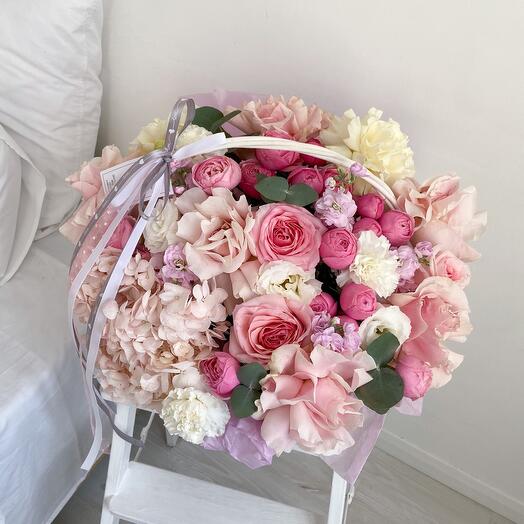 Cesta de rosas francesas y hortensias