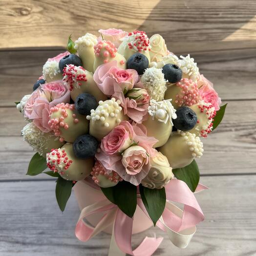 Hatbox with Chocolate-covered Strawberries