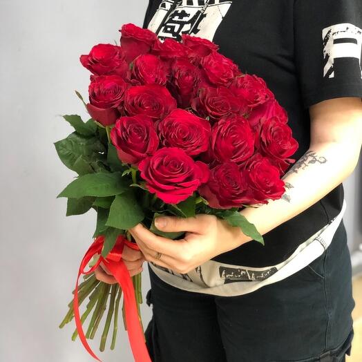 Bouquet of 21 red roses with satin ribbon