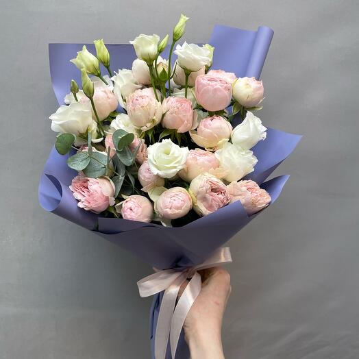 Bouquet of peony-shaped roses