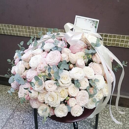 Корзина с пионовидной кустовой розой xxl