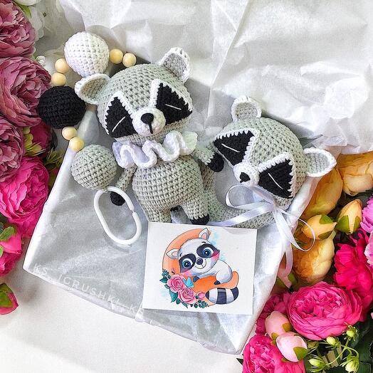 Подарок на рождение игрушка енот. Игрушки для новорожденных с енотом