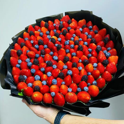Букет из клубники с голубикой и ежевикой