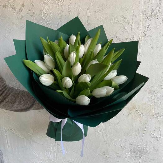 Букет тюльпанов в изумрудном оформление