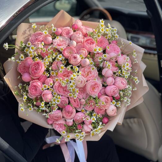 Rosas peonías con margaritas