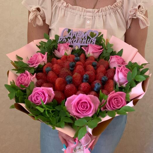 Ramo de fresa con rosas