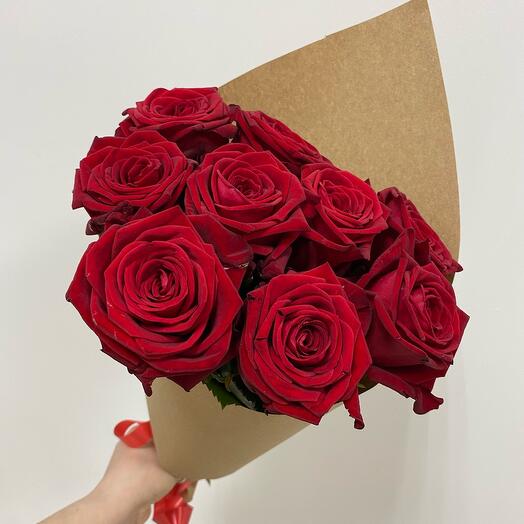9 rosas rojas en la elaboración