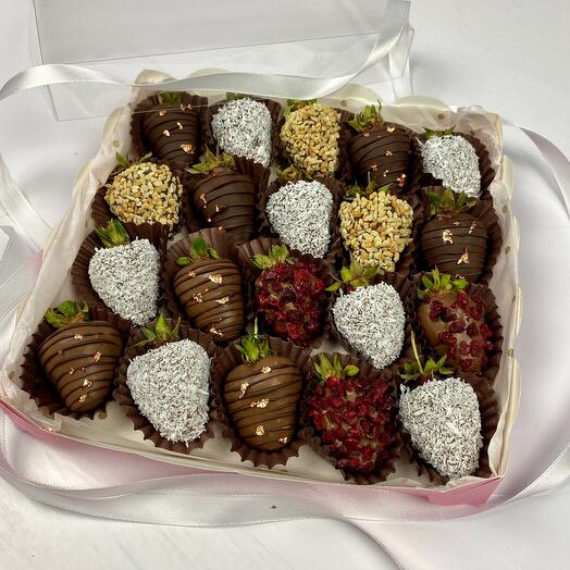 Strawberries in milk and dark chocolate