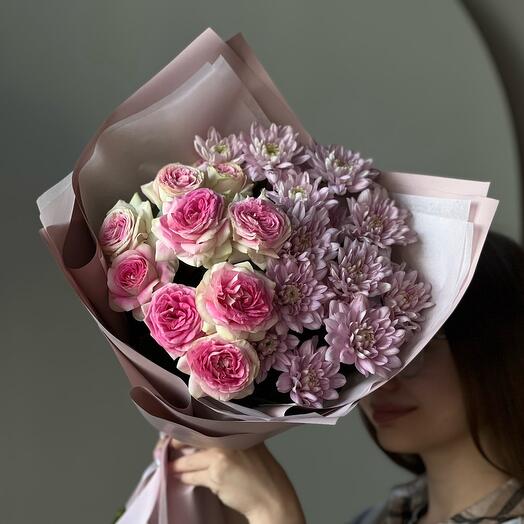 Ramo de crisantemos y rosas arbustivas